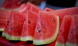 柳州吃瓜事件网红是谁啊,揭秘网红背后的真相